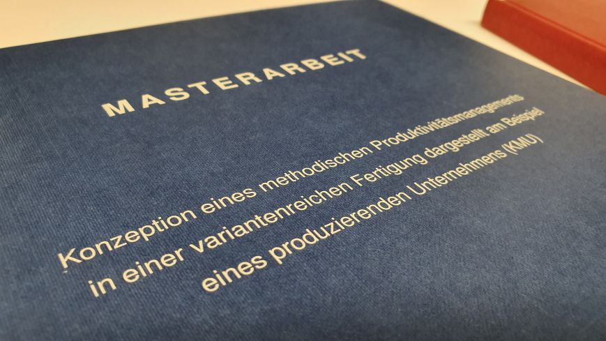 Beispiel einer Masterarbeit Ein Beispiel einer in Hardcover gebundenen Masterarbeit